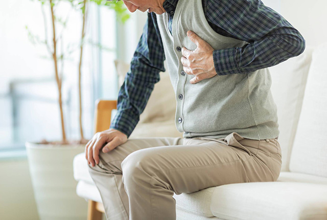 胸をおさえる男性